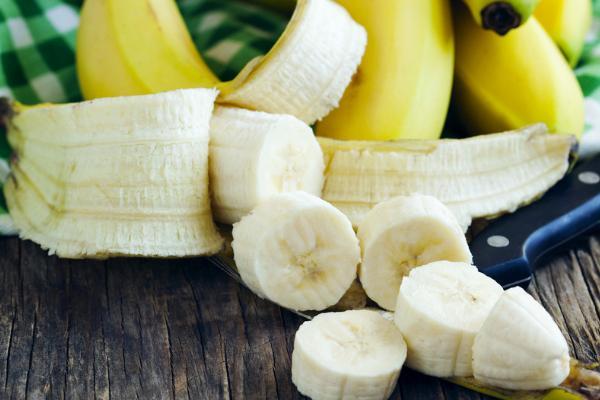 导读：香蕉是果实中最受欢迎的食物之一，它包含丰富的维生素和矿物质，拥有多种有益的营养特性