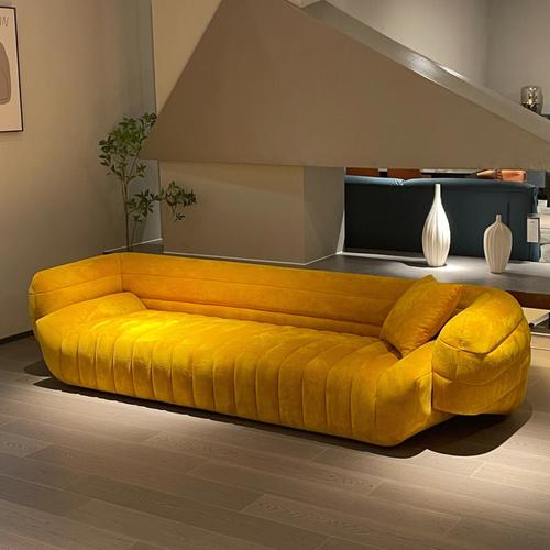 导读：香蕉床沙发作为极具色彩效果的家具其设计独特堪称极具视觉冲击力的单品