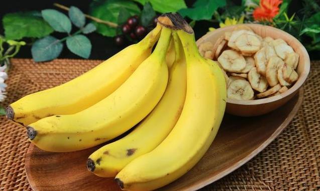 导读：香蕉是一种常见的水果，对人体健康有很多好处，但是你知道多少香蕉才能让你通便吗？一般来说，每天吃一到两个香蕉可以让你通便，但是有些情况需要更多的香蕉